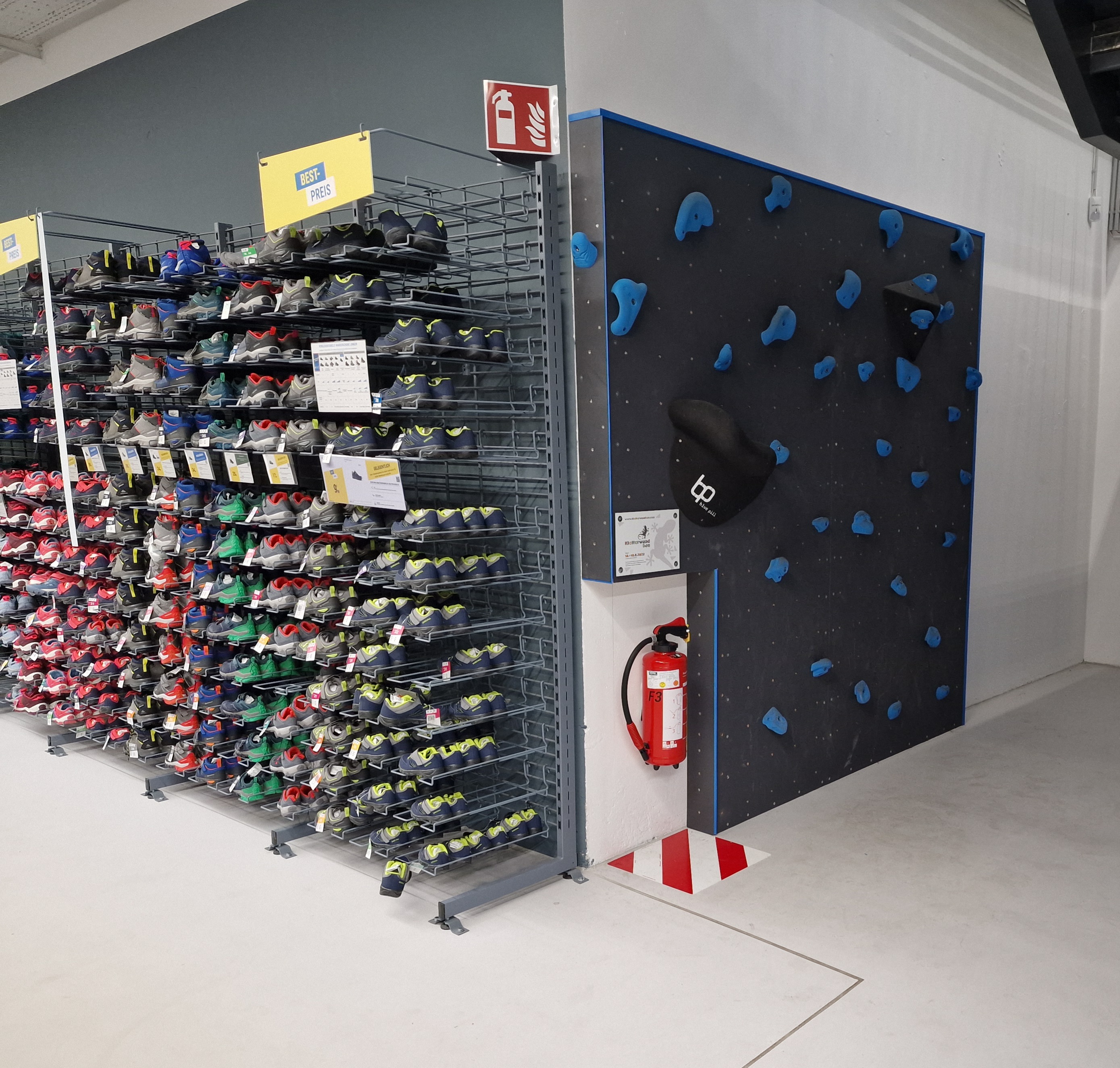 Schuhtestwand bei Decathlon/Münster im Yorkcenter